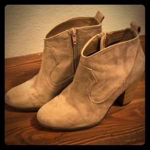 Light tan suede chunky booties!